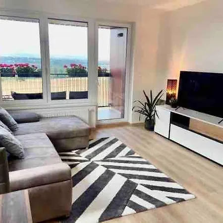 Elegant New Flat Near Airport Tram To Centre