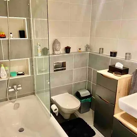 Elegant New Flat Near Airport Tram To Centre