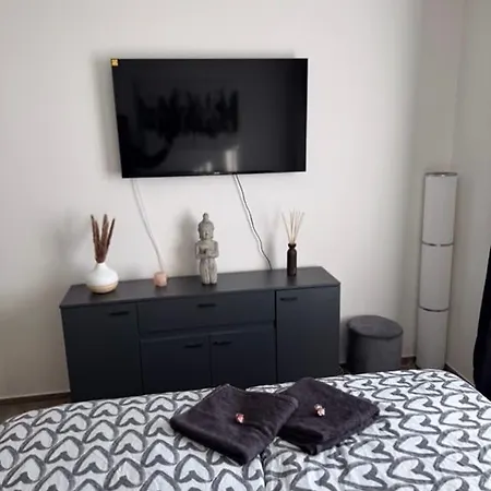 Elegant New Flat Near Airport Tram To Centre 아파트 프라하