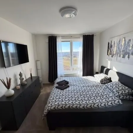 Elegant New Flat Near Airport Tram To Centre