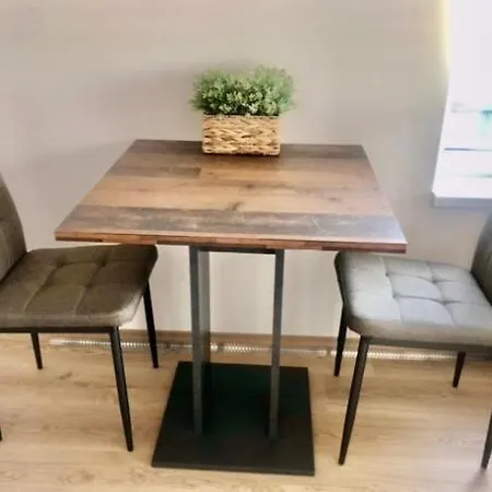 Elegant New Flat Near Airport Tram To Centre 아파트