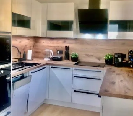 Elegant New Flat Near Airport Tram To Centre