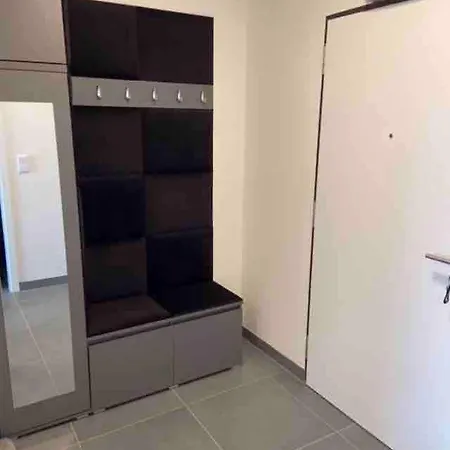 Elegant New Flat Near Airport Tram To Centre *