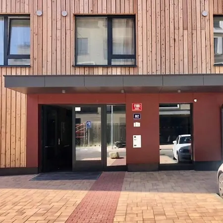 Elegant New Flat Near Airport Tram To Centre 아파트