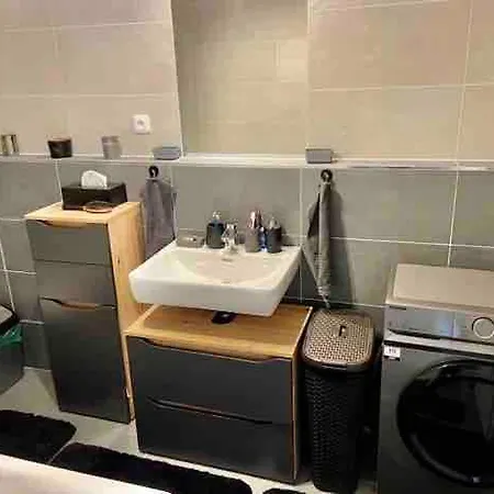 Elegant New Flat Near Airport Tram To Centre 아파트