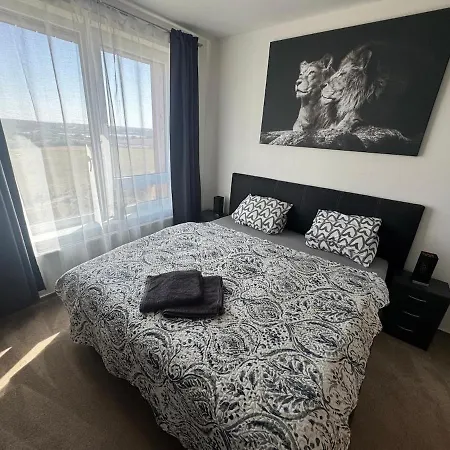 Elegant New Flat Near Airport Tram To Centre شقة براغ