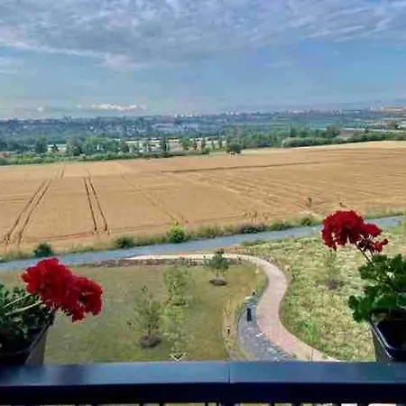 Elegant New Flat Near Airport Tram To Centre 아파트 프라하